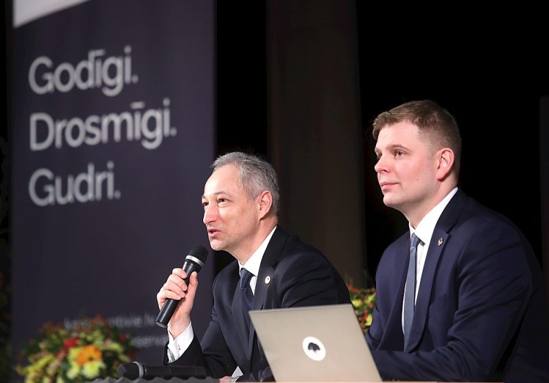 Citu partiju politiķu vērojumi liecinot, ka attiecībās ar citām partijām politisko konkurenci cenšoties uzturēt JKP politiķi Jānis Bordāns (no kreisās) un Krišjānis Feldmans.