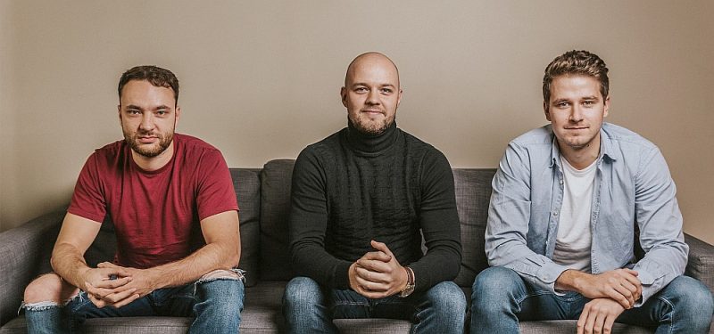 No kreisās: “JeffApp” līdzdibinātājs un galvenais tehniskais vadītājs Sandris Artemjevs, līdzdibinātājs un valdes priekšsēdētājs Toms Niparts, kā arī līdzdibinātājs un izpilddirektors Reinis Tenis.