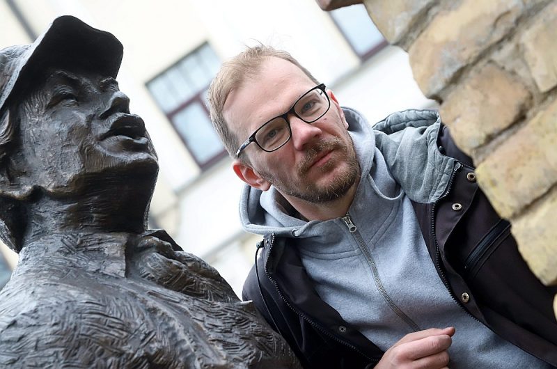 Jānis Joņevs: “Man gribējās uzrakstīt tā, lai pēc iespējas ilgāk nevar saprast spēles noteikumus. Tāds nobīdītās fantāzijas un realitātes sajaukums.”