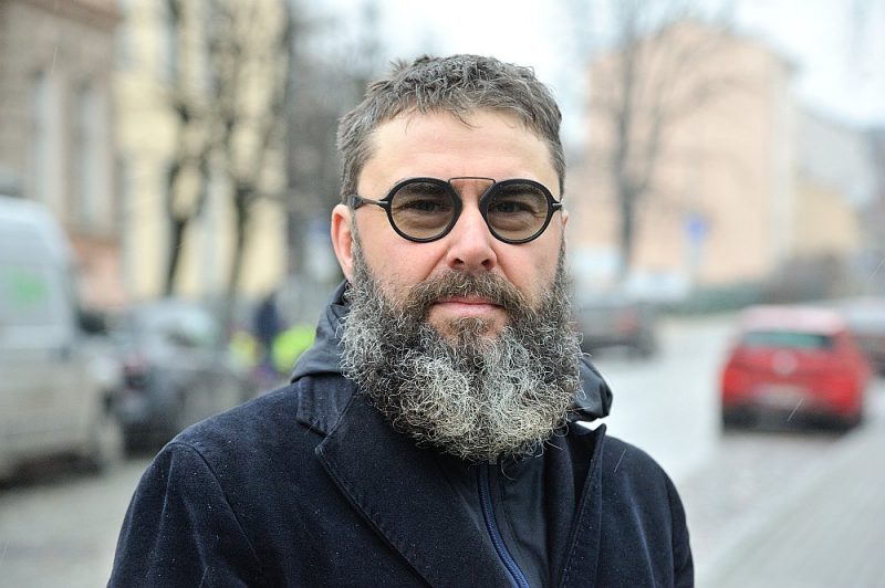 Viesturs Kairišs: “Apzinos, ka, atsākot darbību, Dailes teātrim principā ir jābūt ļoti dinamiskam, ļoti atvērtam un skatītāju uzrunājošam – ir jānodarbojas ar komerciju un izklaidi.”