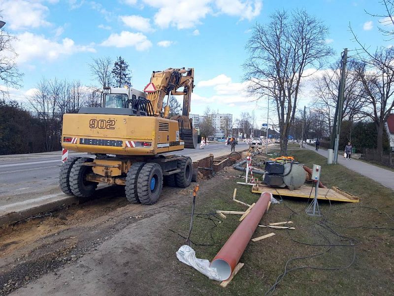 Uz ūdensvada un kanalizācijas izbūvi Jelgavā, Rīgas ielā, galvaspilsētas firmas darbinieki turpina braukt ikdienas režīmā.