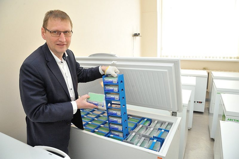 Latvijas Zinātnes padomes priekšsēdētājs, Biomedicīnas pētījumu un studiju centra direktors Jānis Kloviņš teic, ka jaunā koronavīrusu genoma izpētē latviešu pētnieki tikuši daudz tālāk nekā zinātnieki citās valstīs.