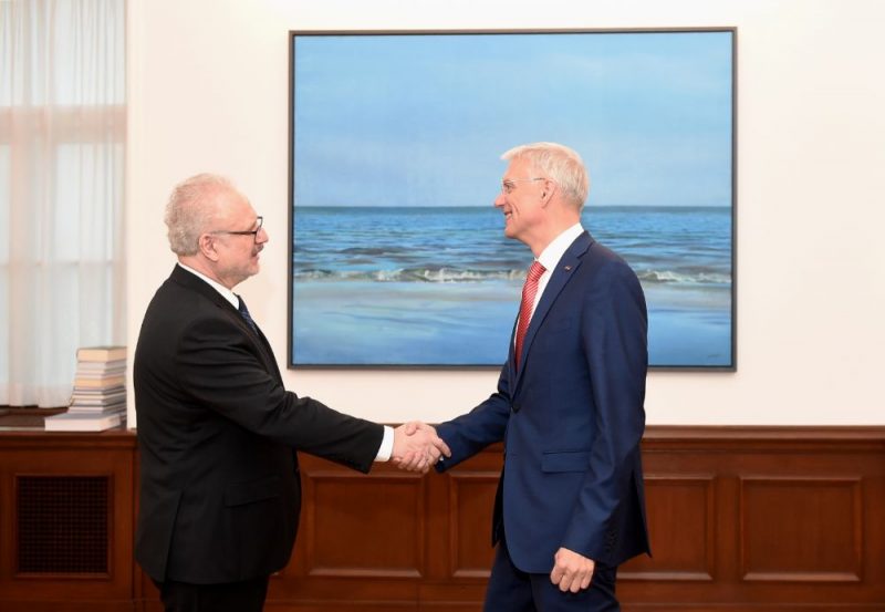 Valsts prezidents Egils Levits (no kreisās) un Ministru prezidents Krišjānis Kariņš tikšanās laikā Rīgas pilī.