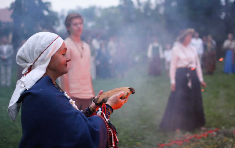 Uguns rituālā “Trejdeviņu” latviskajā saietā.