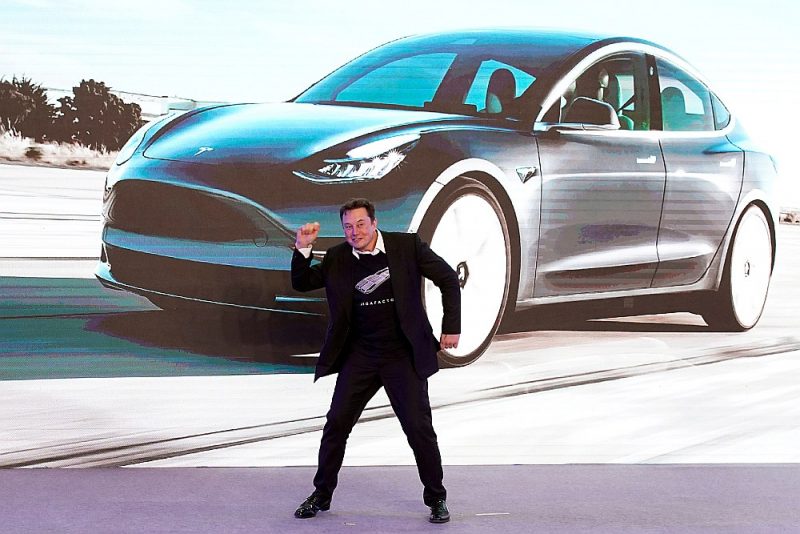 “Tesla Inc” prezidents Īlons Masks prezentē jauno “Tesla” modeli Šanhajā, šā gada sākumā.