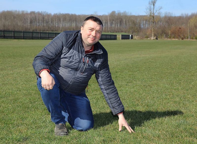 “Te man pārdošanai četri hektāri divgadīga zāliena,” rāda Andris Nikuļcevs.