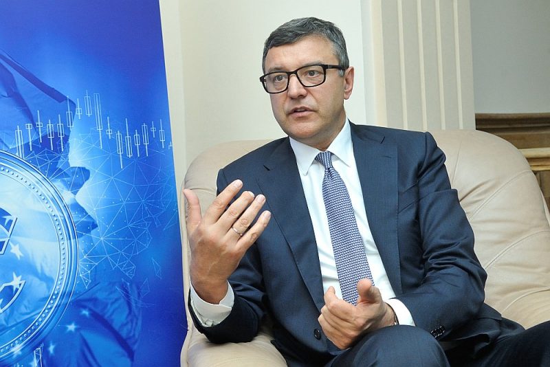 Finanšu ministra Jāņa Reira vadītā darba grupa izveidojusi 125 miljonu eiro fondu lielo uzņēmumu atbalstam. Fonda līdzekļi paredzēti investīcijām dzīvotspējīgos uzņēmumos, kas piedzīvojuši eksporta kritumu krīzes dēļ.