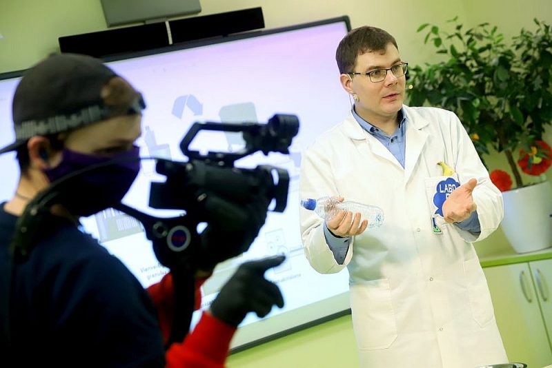 “Laboratorium zinātnes skolas” skolotājs Mārtiņš Gulbis filmējas video, kas palīdzēs skolēniem apgūt dabaszinības.