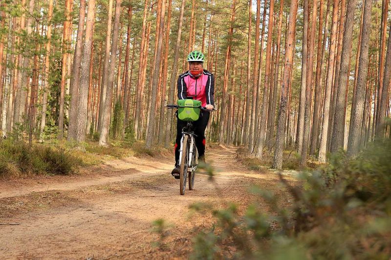 Beverīnas novada iedzīvotāja Santa Paegle arī krīzes laikā turpina iesākto aktīvo dzīvesveidu – apceļo tuvākas un tālākas vietas Vidzemē ar velosipēdu. Te viņa izmēģina jauno Mežtaku.
