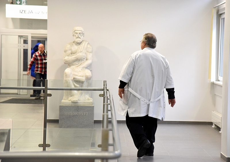 Rīgas Austrumu klīniskajā universitātes slimnīcā 66% darbinieku šo slimnīcu uzskata par savu galveno darbavietu; pārējie tur strādā nepilnu darba slodzi.