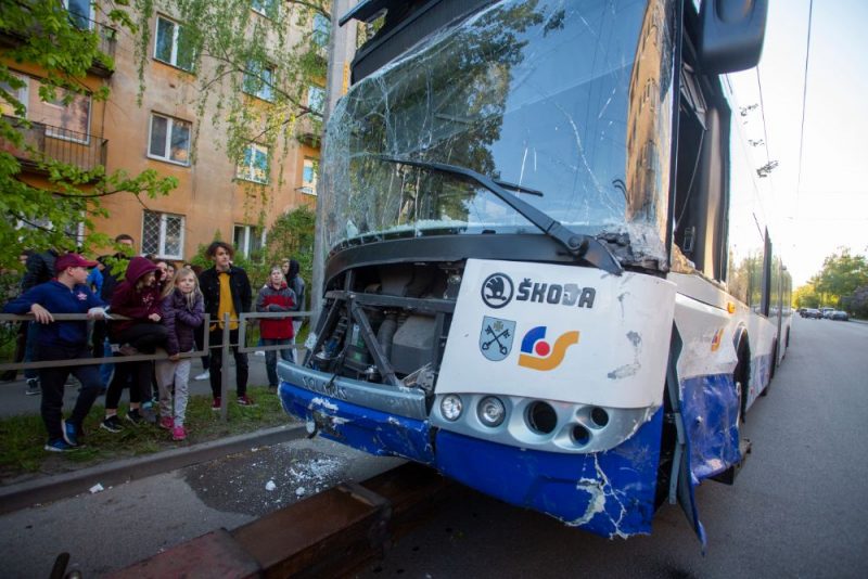 Trolejbusa un vieglās automašīnas avārija Prūšu un Bultu ielas krustojumā