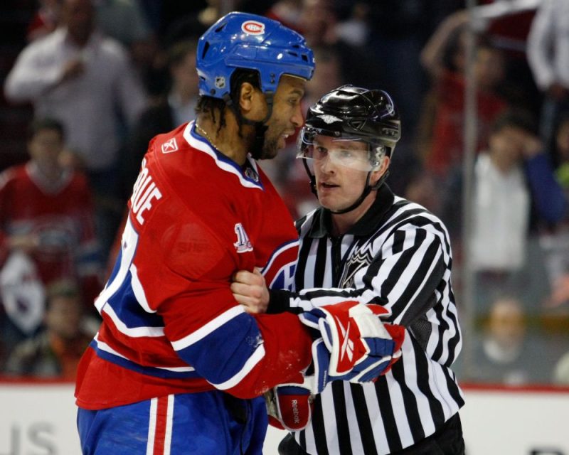 Žoržs Laraks (no kreisās) savulaik bija viens no NHL vadošajiem kaušļiem.