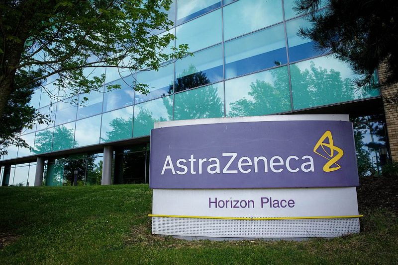 Firma “AstraZeneca” (attēlā – tās mītne Lūtonā, Britānijā) ir noslēgusi licences vienošanos ar Oksfordas universitāti par 30 miljonu vakcīnas devu piegādi Britānijai līdz septembrim, ja izmēģinājumi būs veiksmīgi. Kopumā Britānijai paredzēts piegādāt 100 miljonus vakcīnas devu, bet ASV – 400 miljonus devu.