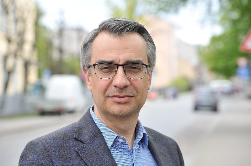 Daunis Auers: “Man pašam krīzes laikā bija iespēja turpināt lekcijas attālināti dažādās tiešsaistes platformās. Daudziem maniem paziņām Lielbritānijā šādu iespēju nebija, jo internets neizturēja slodzi. Tas ir pierādījums Latvijas sabiedrībai, ka būtiskām un savlaicīgām ilgtermiņa investīcijām ir reāla atdeve.”