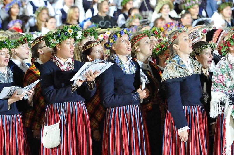 Atceroties Latvijas valsts simtgades Dziesmu svētku Noslēguma koncertu, amatieru kori, tāpat kā pārējā kultūras nozare, cer, ka ar laiku dzīve atgriezīsies ierastās sliedēs, jo Mežaparka estrādē tribīnēs dziedātāji nevar stāvēt divu metru attālumā cits no cita.