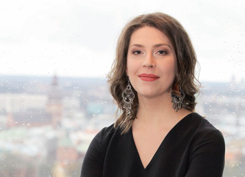 Nupat Alūksnē un Rīgā skatītāju pilnās zālēs ar ovācijām izskanēja operete “Silva. Čardaša karaliene”. Galvenajā lomā iejutās Anta Jankovska, māksliniece, kurai līdzinieces nav – sākusi skatuves karjeru kā baletdejotāja, tagad to turpina dziedātājas ampluā, turklāt ar itāļu temperamentu no tālu senču puses.