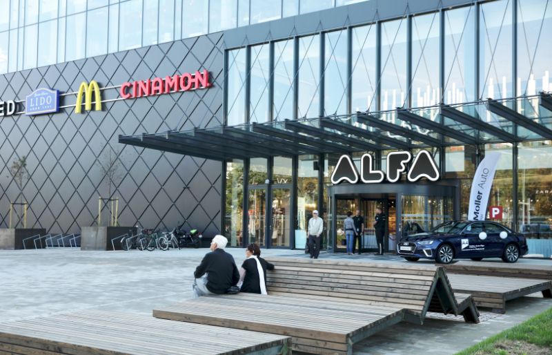 Tirdzniecības centrs Rīgā aizliedz darbiniekiem ēst
