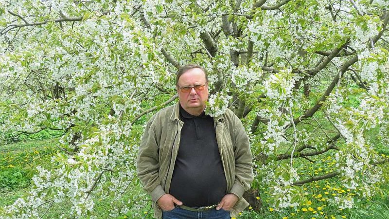 “Kāds būs salnu kaitējums, varēs redzēt pēc pāris nedēļām. Ziedi jau nav nosaluši, bet dažiem drīksnas ir brūnas, un tas nozīmē, ka augļi neaizmetīsies,” saka Latvijas lielāko ābeļdārzu saimnieks, Viesītes novada kooperatīvās sabiedrības “Poceri” valdes priekšsēdētājs Modris Lāčplēsis.
