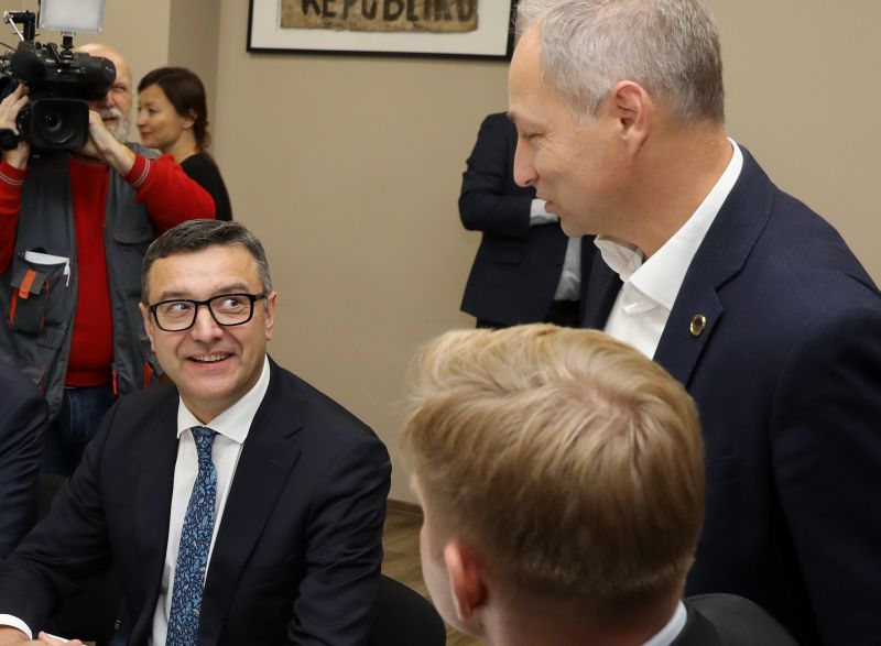 Daži koalīcijas parstāvji JKP un NA vienošanos uztver kā “sveicienu” finanšu ministram Jānim Reiram (“Jaunā Vienotība”), kurš iepriekš nav ļāvis tērēties iecerētajiem projektiem.
