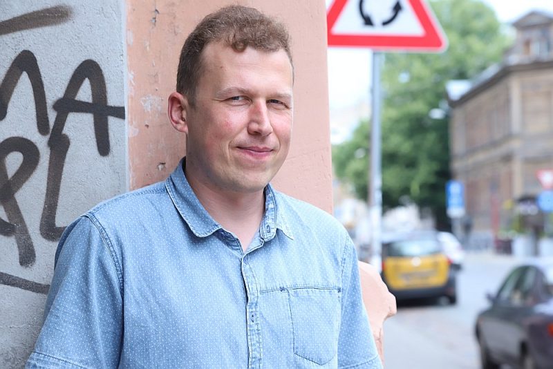 Nils Sakss-Konstantinovs: “Mani novērojumi liecina – pirmajās izolēšanās dienās lielākā daļa viegli tika galā ar neierasto situāciju, bet tagad trauksmes sajūta pārņem aizvien lielāku skaitu bērnu un jauniešu.”