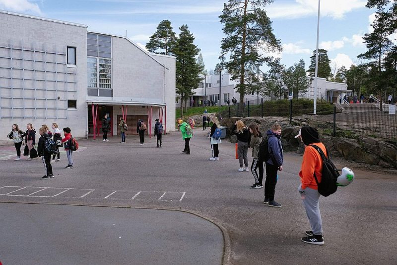 Skolēni cenšas ievērot sociālo distanci ārpusklases nodarbībā Ēstinkalio pamatskolā Espo, Somijā 14. maijā.