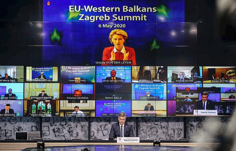 Televizoru samits – tā Zagrebā trešdien izskatījās EK priekšsēdētājas Urzulas fon der Leienas uzstāšanās samitā, ko vadīja Horvātijas premjerministrs Andrejs Plenkovičs (centrā apakšā).