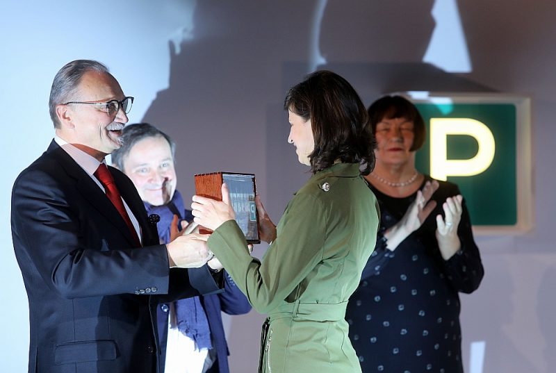Mākslas kolekcionārs un mecenāts Jānis Zuzāns 2019. gadā pasniedz Purvīša balvu māksliniecei Ievai Epnerei par personālizstādi “Dzīvo atmiņu jūra”. Šobrīd Covid-19 krīzes ietekmē pēdējā gadu desmitā dāsnākais mākslas atbalstītājs paziņojis par aptuveni viena miljona eiro finansējuma pārtraukšanu dažādām kultūras iestrādēm.