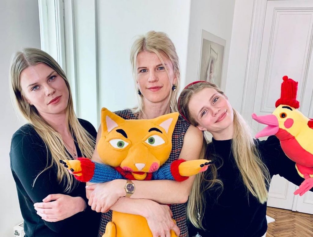 Daina ar meitām – Felicitu un Sofiju.