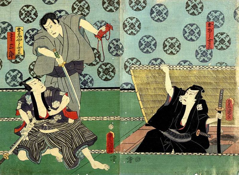 Utagava Kuņisada (歌川国貞 / Utagawa Kunisada, 1786–1865). Aina no izrādes “Trīs Kičisaburō Jaunajā gadā dodas iepirkties Izpriecu kvartālos”. Labajā pusē: aktieris Kavarazaki Gondžūrō samuraja (rōņin) Obō Kičisa lomā. Kreisajā pusē: aktieris Ičikava Kodandži budisma mūka Ošō Kičisa lomā un aktieris Ičimura Uzaemon zobenu tirgotāja Džūzaburō lomā. 1860. Papīrs, krāsains kokgriezums. LNMM kolekcija