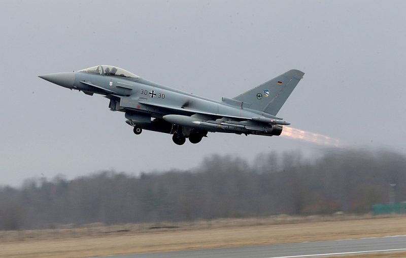 Vācijas gaisa spēku iznīcinātājs “Eurofighter Typhoon” dodas Baltijas valstu gaisa telpas kontroles uzdevumā no Amari bāzes Igaunijā.