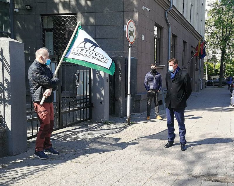 Ministrs Ķestutis Mažeika uzklausa medniekus.