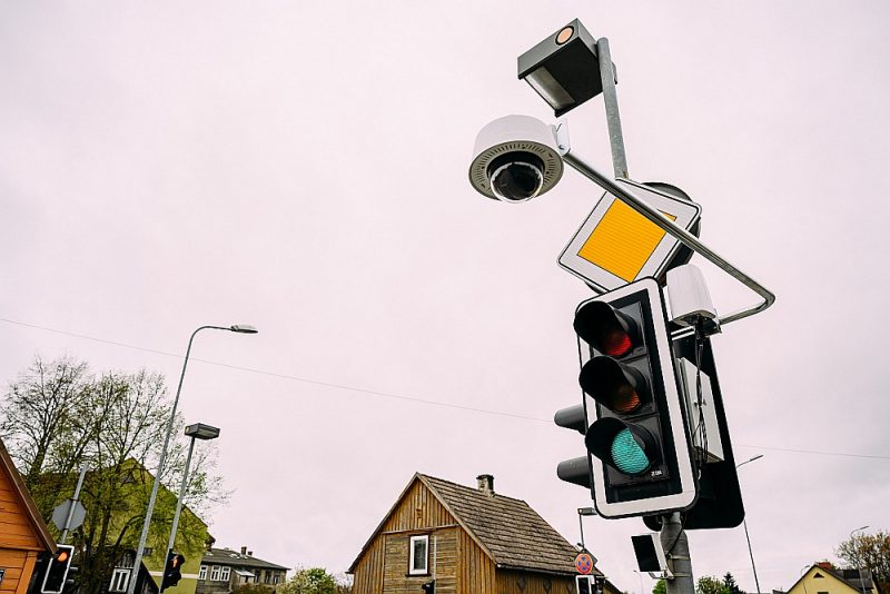 Luksofora kamera Liepājā Ūliha un Robežu ielas krustojumā fiksē automašīnas numuru, ja tā šķērsojusi krustojumu pie sarkanās gaismas.