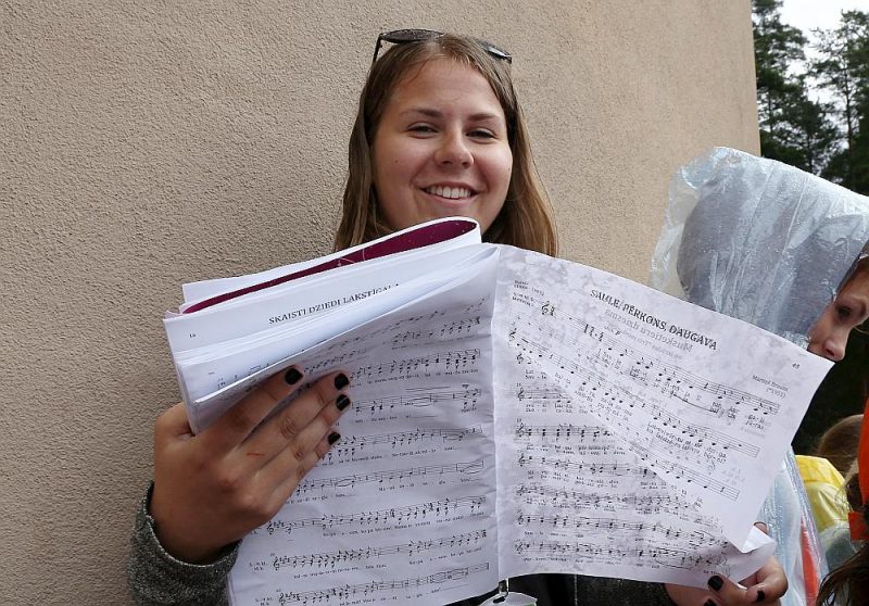 Nevar ļaut, lai vīruss salauž tautas tradīciju – sanākšanu kopā uz kora mēģinājumu, koncertu un Dziesmu svētkiem. Attēlā: XI Latvijas Skolu jaunatnes dziesmu un deju svētku dalībniece Mežaparka Lielajā estrādē.