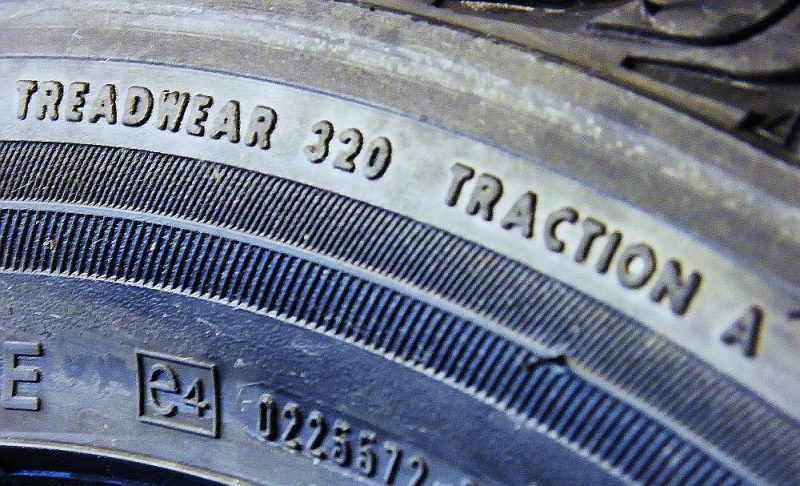 Vienīgais riepas uzraksts, kurš dod kaut aptuvenu priekšstatu par tās diluma izturību.