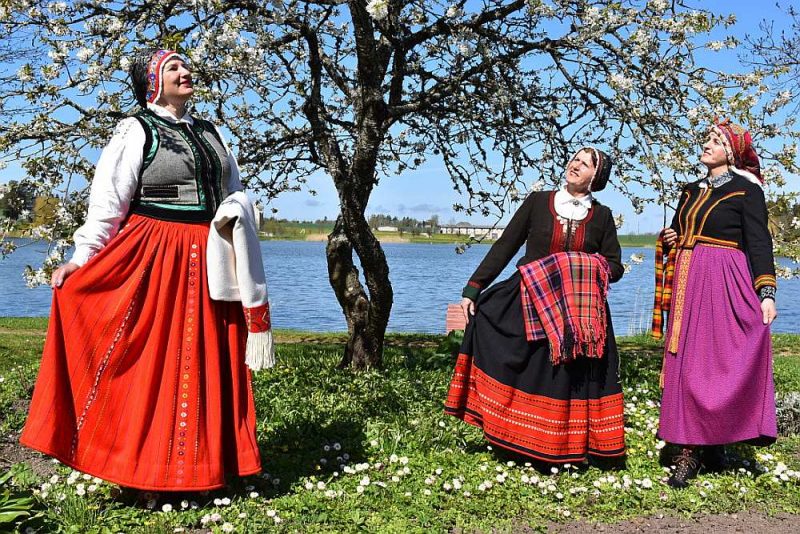 Vakar valsts svētku dienā tautas tērpu uzvilka arī Pāvilostas novada Vērgales pagasta deju kolektīva “Vērgalīte” dalībnieces – Guna Laumane (no kreisās), Anita Sprudzāne un Daiga Lapiņa. Pulcēšanas liegumi netika pārkāpti – visi diendienā dzīvo vienā mājā, Daiga un Anita ir māsas.