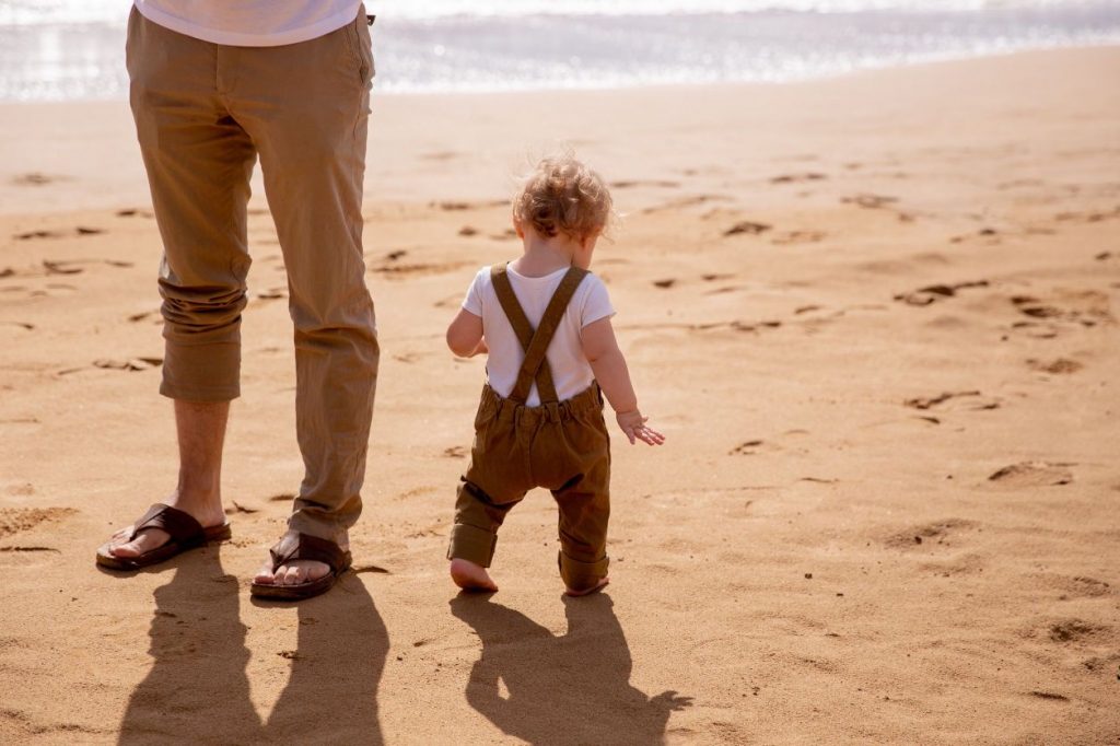 https://images.la.lv/uploads/2020/05/toddler-walking-on-sandy-beach-with-faceless-father-3932692-1-1-1024x682.jpg