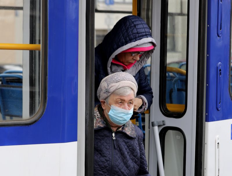 “Rīgas satiksmei” ir uzdots sekot līdzi, lai cilvēki sabiedriskajā transportā izmantotu sejas aizsegus.