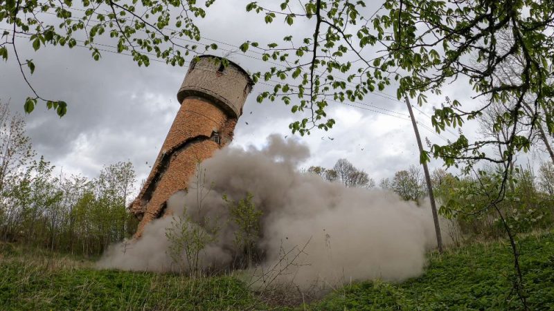 Karavīri Vaiņodē uzspridzina piecstāvu ēku un ūdenstorni