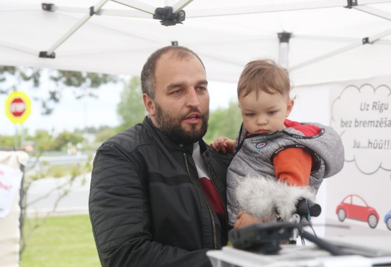 Medemciema iedzīvotāji protestē pret ieceri slēgt kreiso pagriezienu iebraukšanai Medemciemā