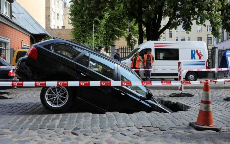 Automašīna iegrūst Ģertrūdes ielas bedrē