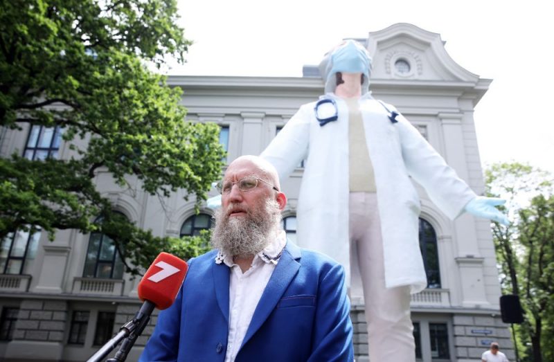 Atklāj skulptūru “Mediķi pasaulei”