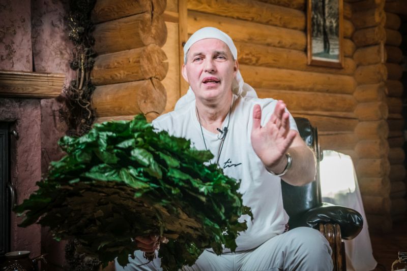“Katru rītu pirms saullēkta paejos pa Dižozolu taku un apsēžos uz soliņa, kas nolikts tā, lai varu sauli redzēt uzlecam. Sēžu, klausos putnu dziesmas,” par savu rīta tradīciju stāsta bioenerģētiķis un pirtnieks Miervaldis Kaļāns.