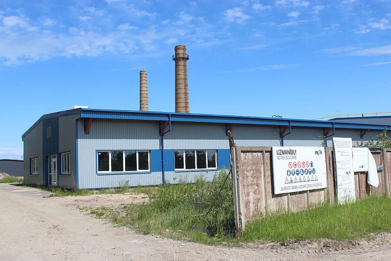 Uzraksts liecina, ka topošās akumulatoru pārstrādes rūpnīcas teritorijā Kalnciemā tikpat kā nemanāmi, tomēr notiek būvdarbi.