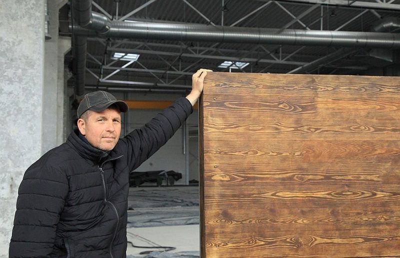 Šādi jau gatavi CLT paneļi ar visu siltinājumu kombinācijā ar finieri, metālu un betonu taps jaunajā kompozītmateriālu rūpnīcā, demonstrē Arnis Putniņš.