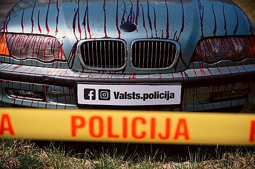 Kadrs no asiņainās akcijas klipa.