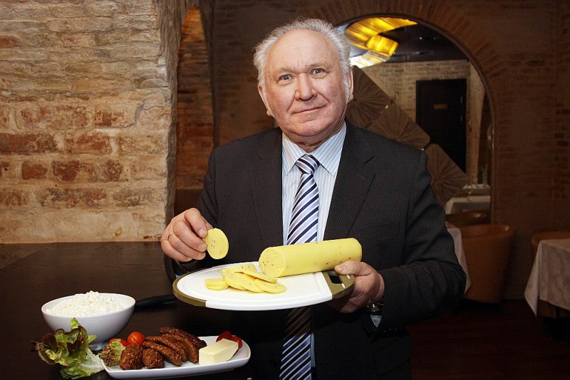 Piensaimniecības kooperatīvās sabiedrības “Straupe” valdes priekšsēdētājs Imants Balodis: “Jāņu sieru gatavojam tik, cik pasūta klients – tā, lai noliktavā neiestāvas. Šogad pieprasījums ir jūtami lielāks un kopumā būs saražots nedaudz vairāk par desmit tonnām Jāņu siera, kas ir labs rādītājs.”