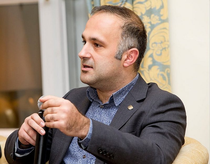 Stefano Bragiroli: “Manuprāt, saukļa “Melnādaino dzīves ir svarīgas” lietojums mūsu kontekstā traucē saskatīt svarīgāko nozīmi notiekošajam Baltijas valstīs. Šeit drīzāk sauklim būtu jābūt “Minoritāšu dzīvības ir svarīgas”.”