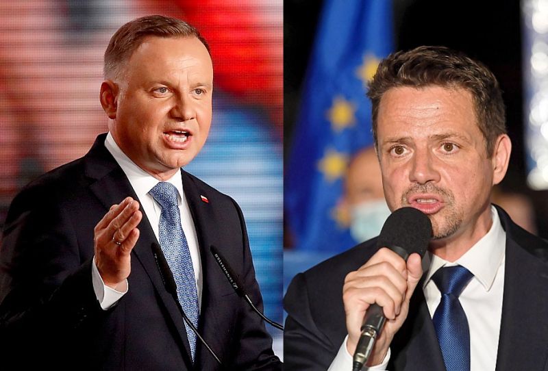 Andžejs Duda (no kreisās) un opozīcijas kandidāts Rafals Tšaskovskis.