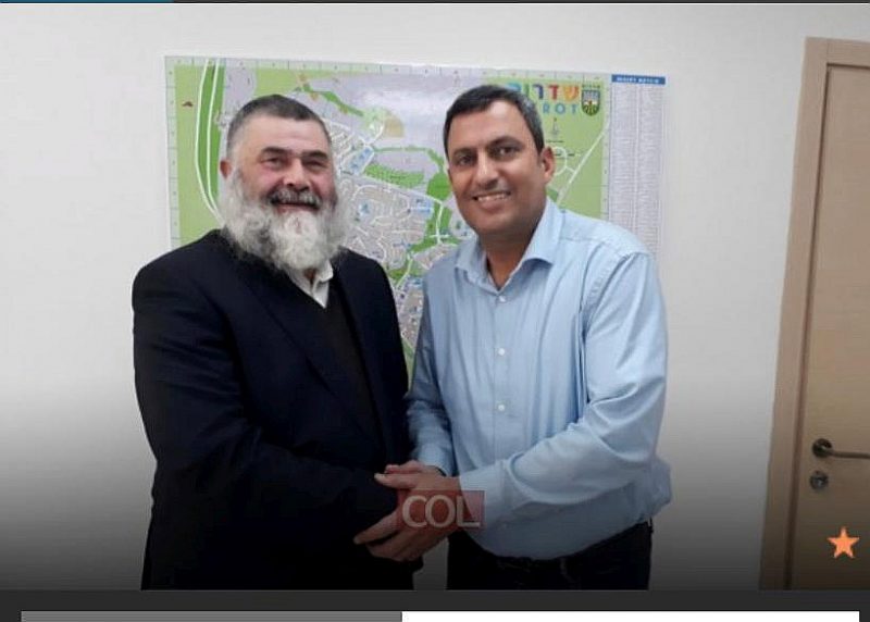 Rabīns Menahems Barkahans un Sderotas pašvaldības vadītājs Alons Davidi.