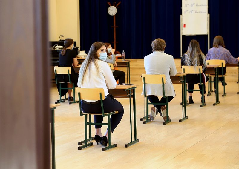 Maska bija jālieto, kamēr skolēns apsēdās savā vietā. Pēc tam maskas drīkstēja noņemt, taču daļa skolēnu tomēr palikuši maskās visu eksāmena laiku.